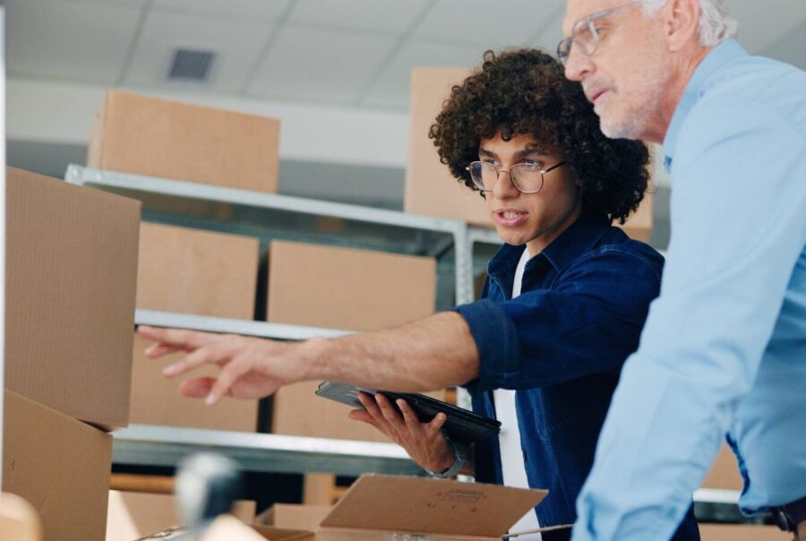 twee mannen, samen de voorraad aan het tellen