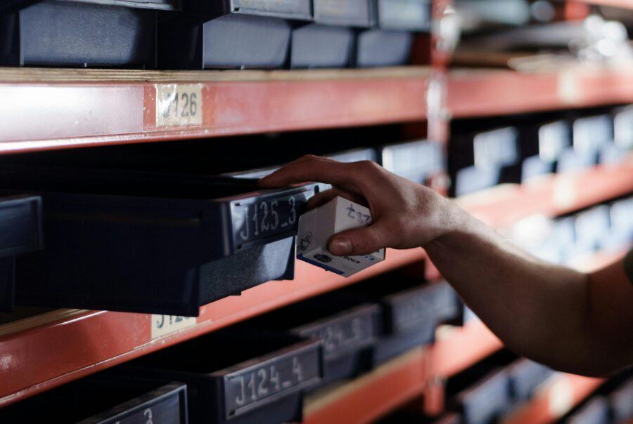 bakjes met spullen erin en een hand die naar het bakje grijpt