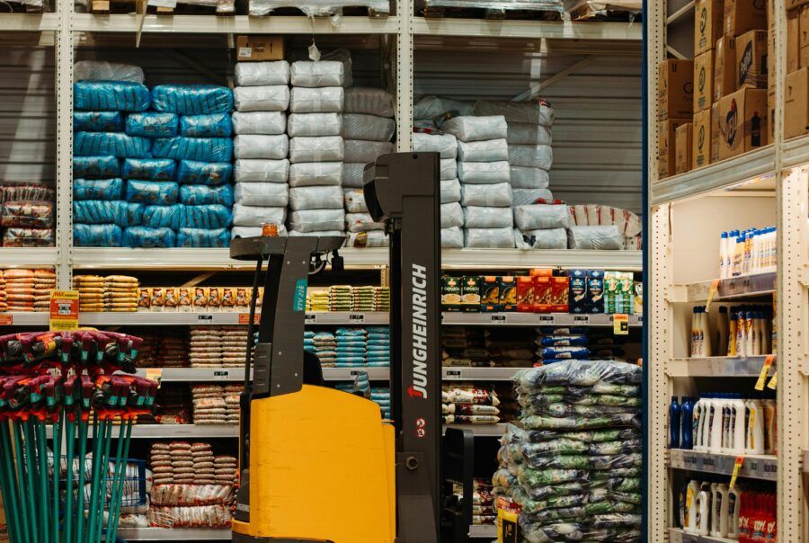 De retailvoorraad in een magazijn opgestapeld in schappen, netjes opgeruimd en gesorteerd.